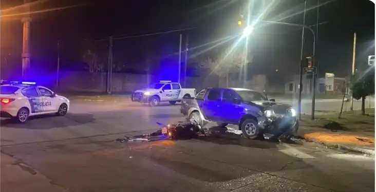 Motociclista policial resultó herido tras ser embestido por una camioneta en Azul