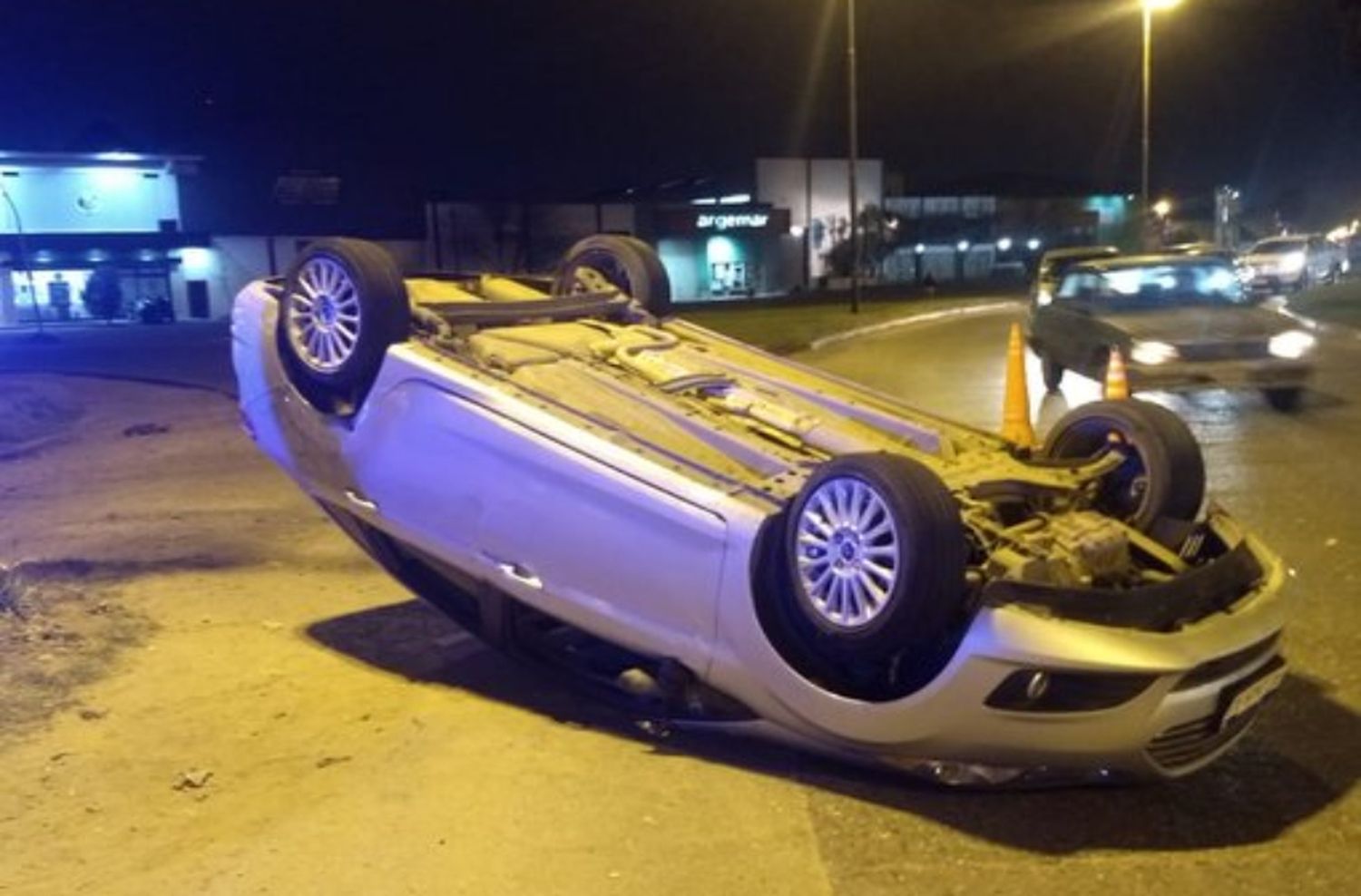 Un taxista provocó un vuelco y huyó