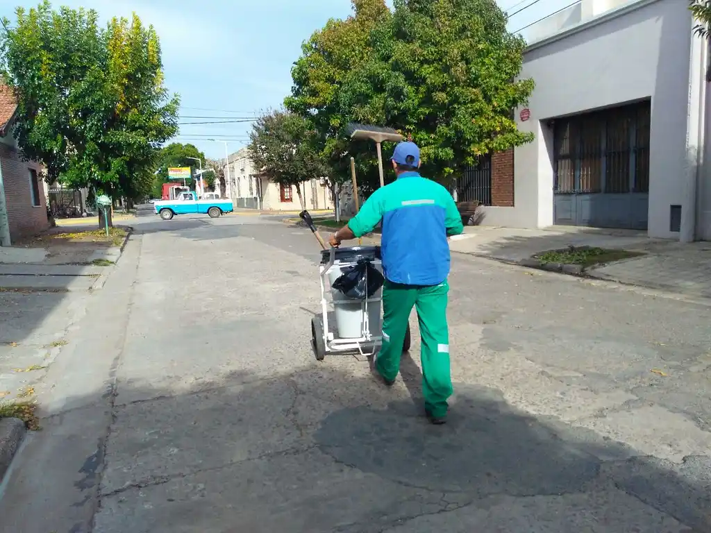 Los barrenderos de Ashira: siempre más temprano que todos y con un “buenos días”
