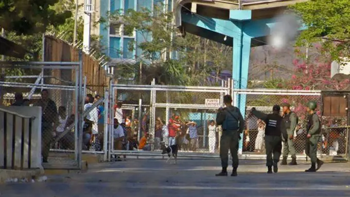 ¿TODO EN UN MISMO SACO? Maduro asegura que las armas largas encontradas en Puente Ayala eran para “guarimbear”
