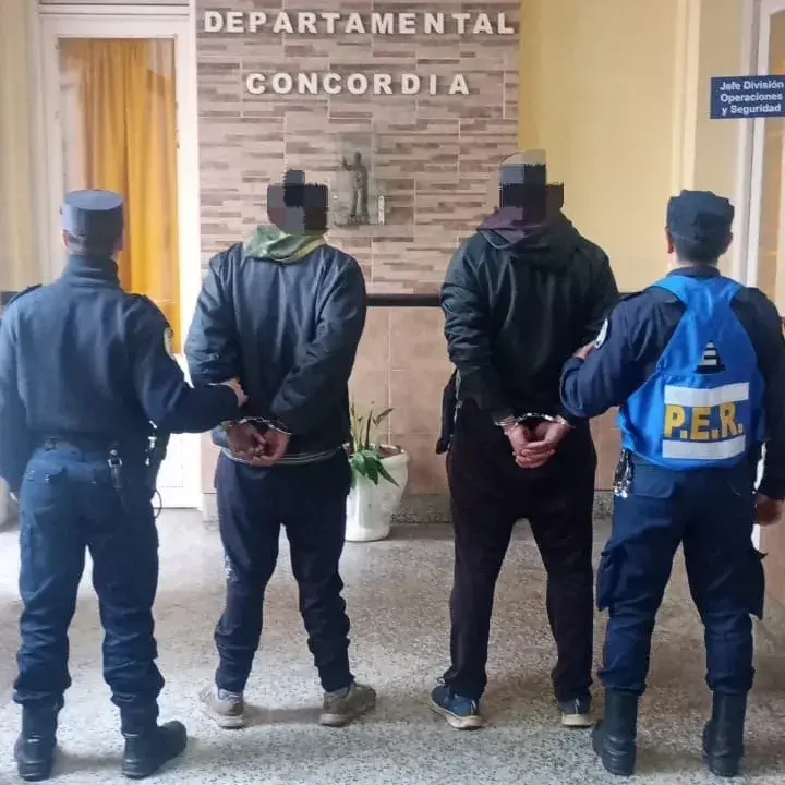 Cuatro hombres fueron aprehendidos en flagrancia por el robo de cables frente al Parque Industrial
