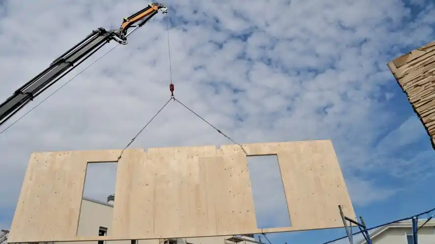 Elevan a juicio causa por asociación ilícita y estafas en la construcción de viviendas prefabricadas