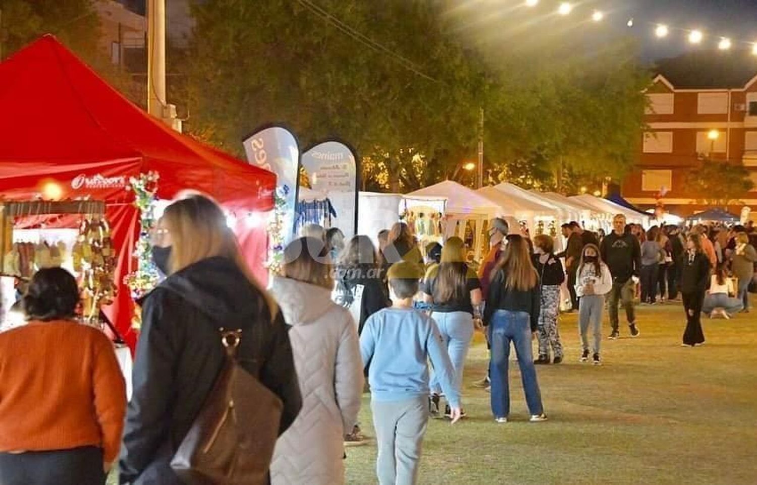 Una noche especial: los vecinos disfrutaron de un picnic con espectáculos en el Prado de María