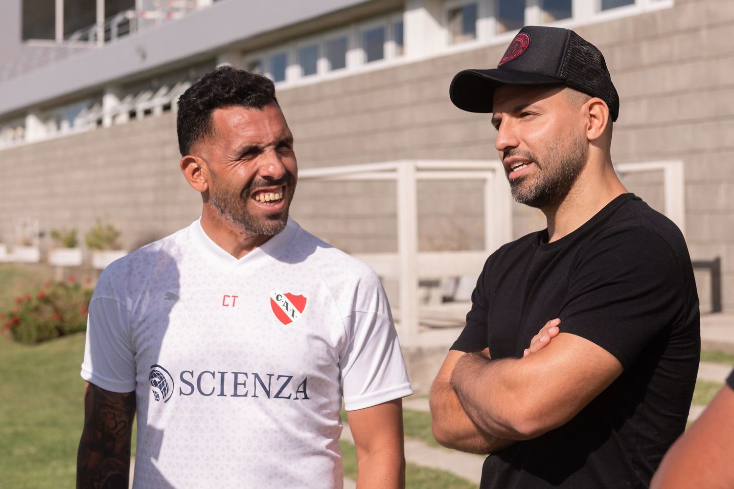 Tevez junto a Jun Agüero, que visitó el predio de Villa Dominico.