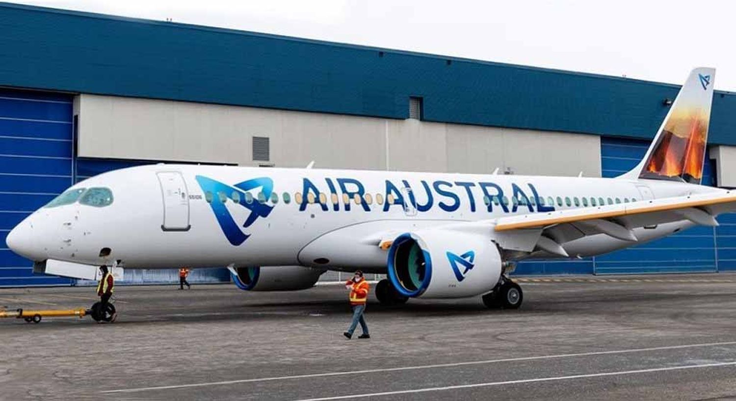 El primer A220-300 de Air Austral sale a luz