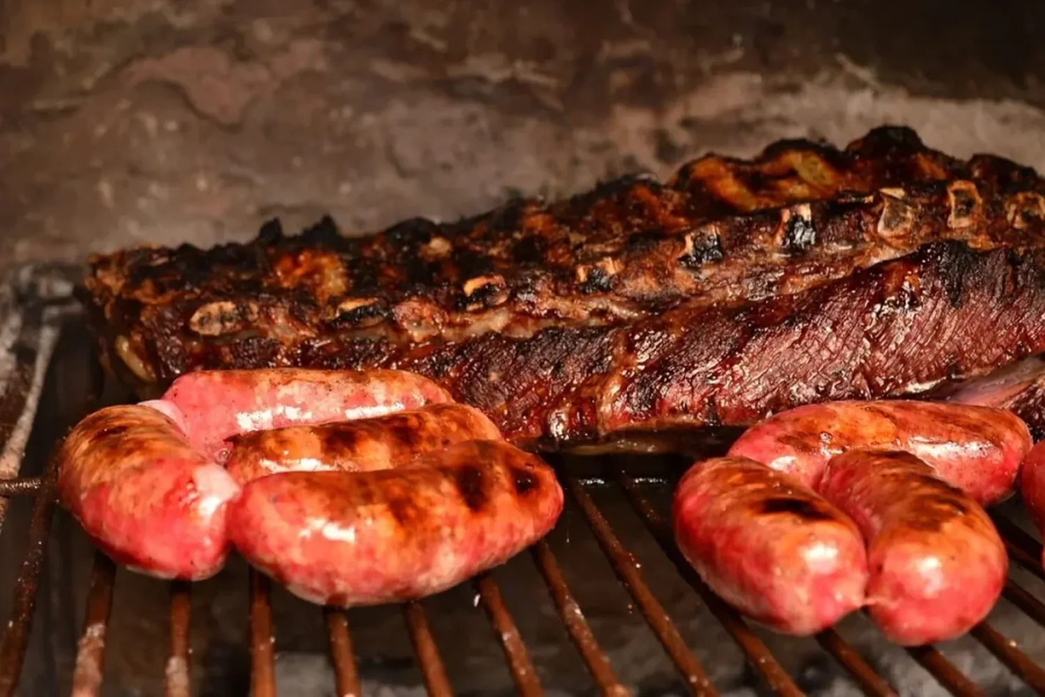 Escalofriante: falleció el parrillero de una parrilla y obligaron a sus compañeros a seguir trabajando al lado del cuerpo