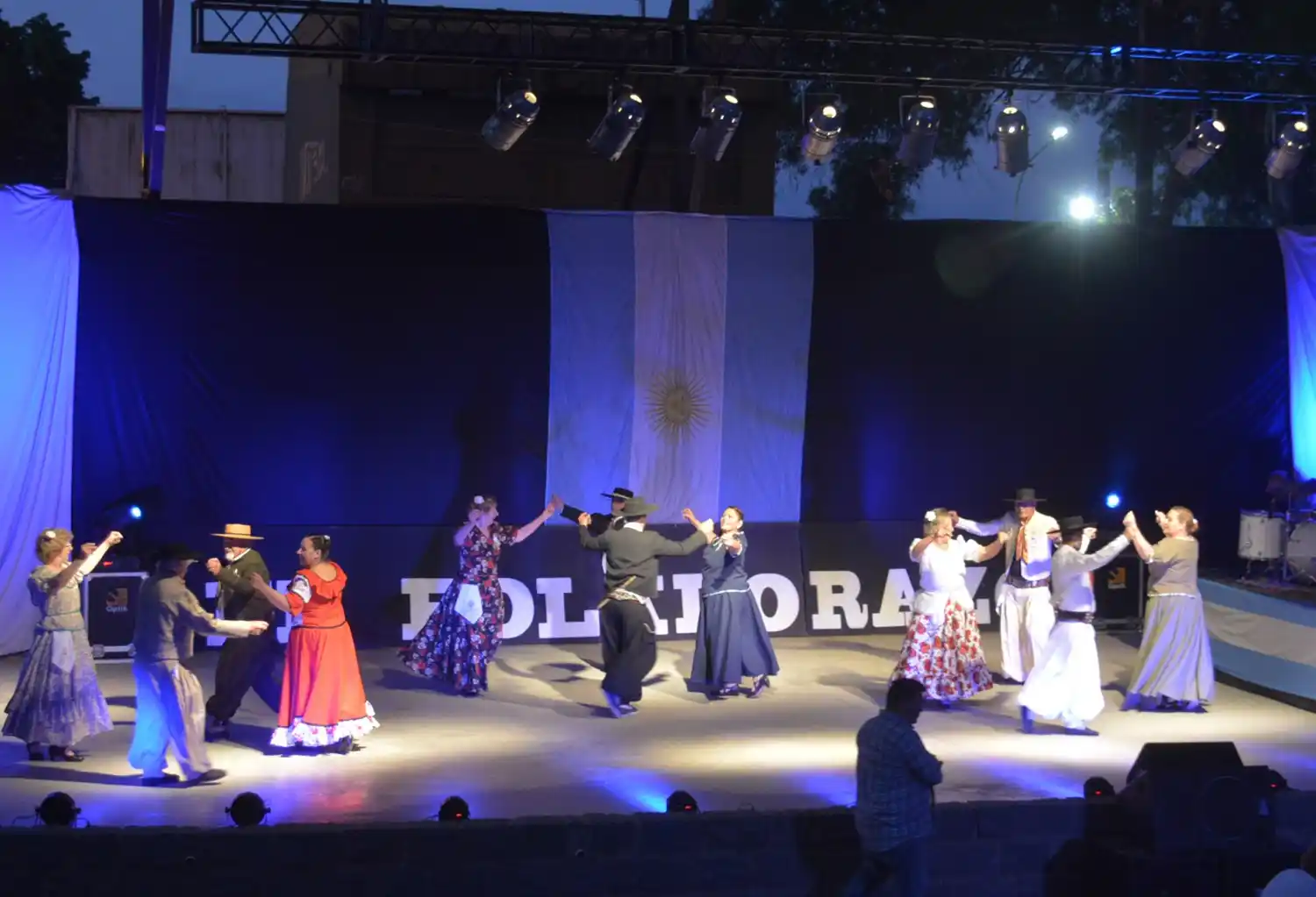 Con gran marco de público en el Anfiteatro Municipal culminó una nueva edición del Folklorazo