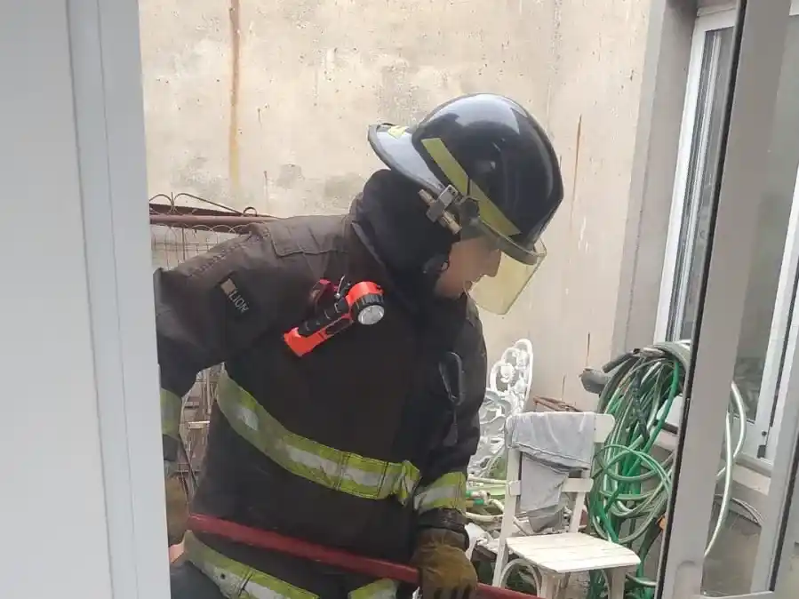 Gran susto en barrio Los Arces: se prendieron fuego restos de maderas y basuras y tuvieron que acudir los Bomberos