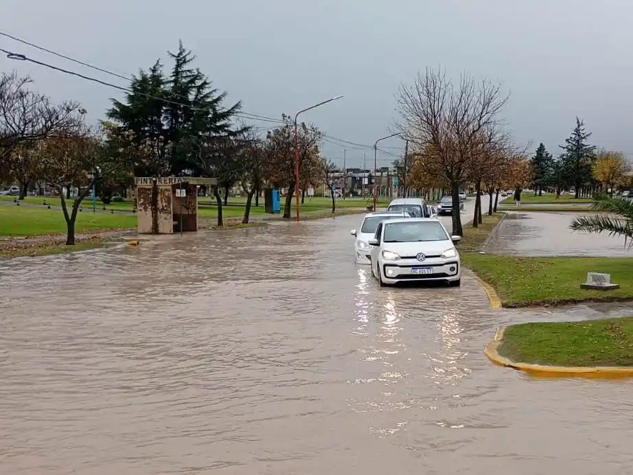En la primera cuadra de avenida Almafuerte, frente a la Terminal de Omnibus, agua de lado a lado de la calle