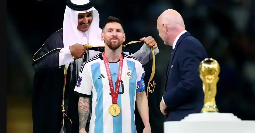 ¿Qué le pusieron a Messi para recibir la Copa?