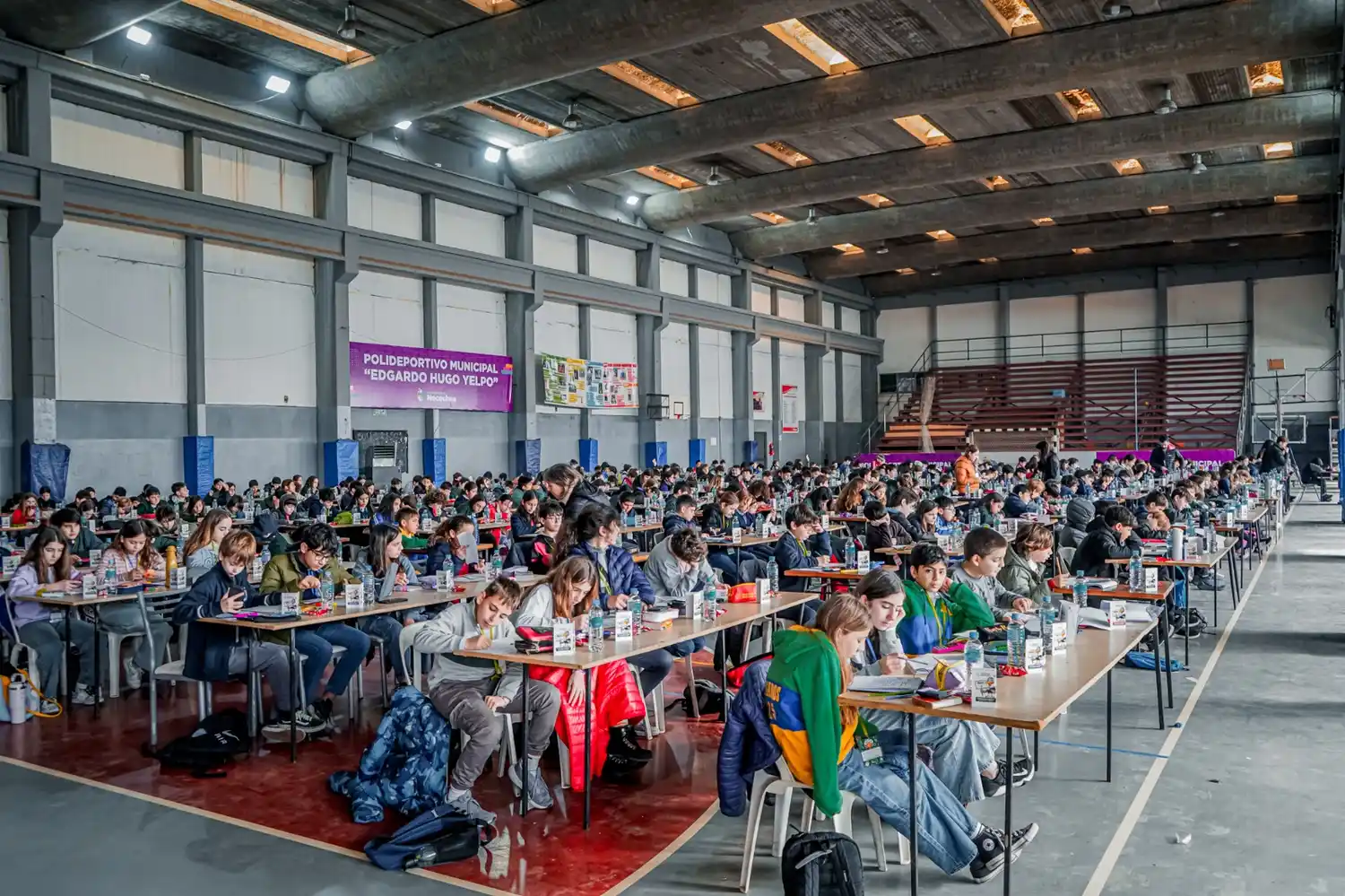 Unos 300 jóvenes rinden el examen de las Olimpiadas Ñandú en el Polideportivo