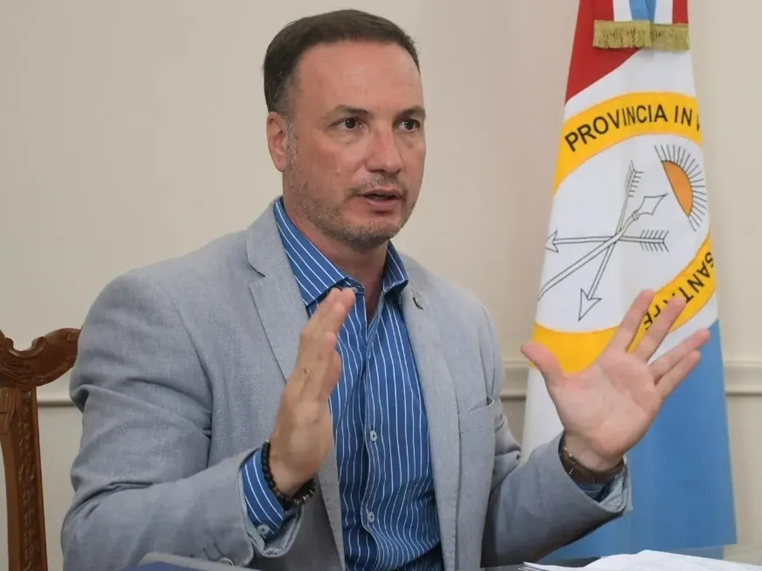 El ministro de Obras Públicas, Lisandro Enrico, confirmó que el gobierno de Santa Fe enviará un proyecto de ley de endeudamiento por 1.000 millones de dólares.