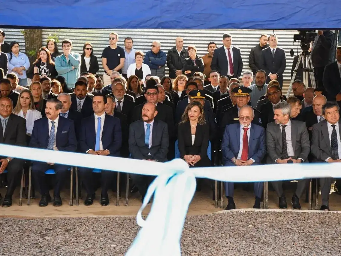 El gobernador Gildo Insfrán junto a autoridades provinciales y judiciales durante el acto de inauguración de la ampliación del Juzgado de Paz en la localidad de Laguna Blanca, Formosa, ante una importante presencia de funcionarios y vecinos.