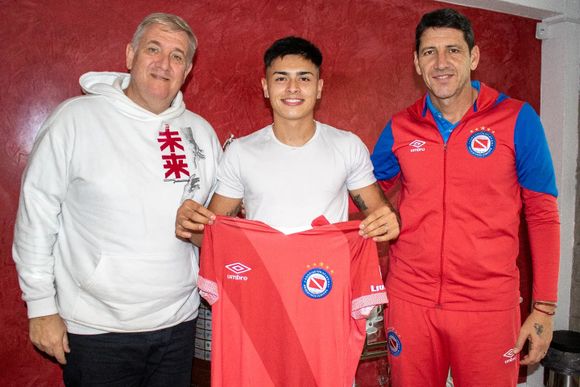El sampedrino Diego Porcel firmó su primer contrato como futbolista profesional