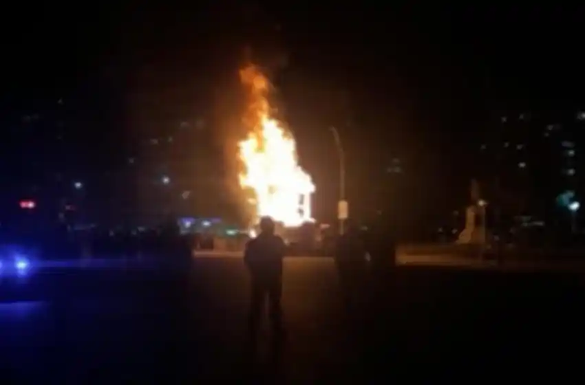 Video: La cremá fallera reunió a una multitud en la Plaza Colón