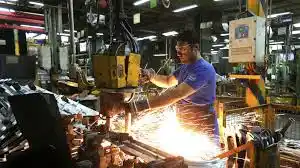 La industria tuvo su caída más fuerte desde que asumió Macri