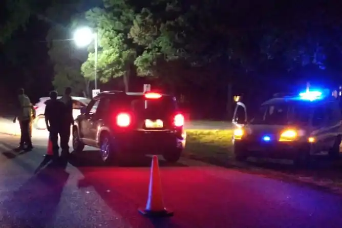 Motociclista amenazó con apuñalar a una inspectora durante un control de tránsito y fue detenido en Costanera y Muñiz