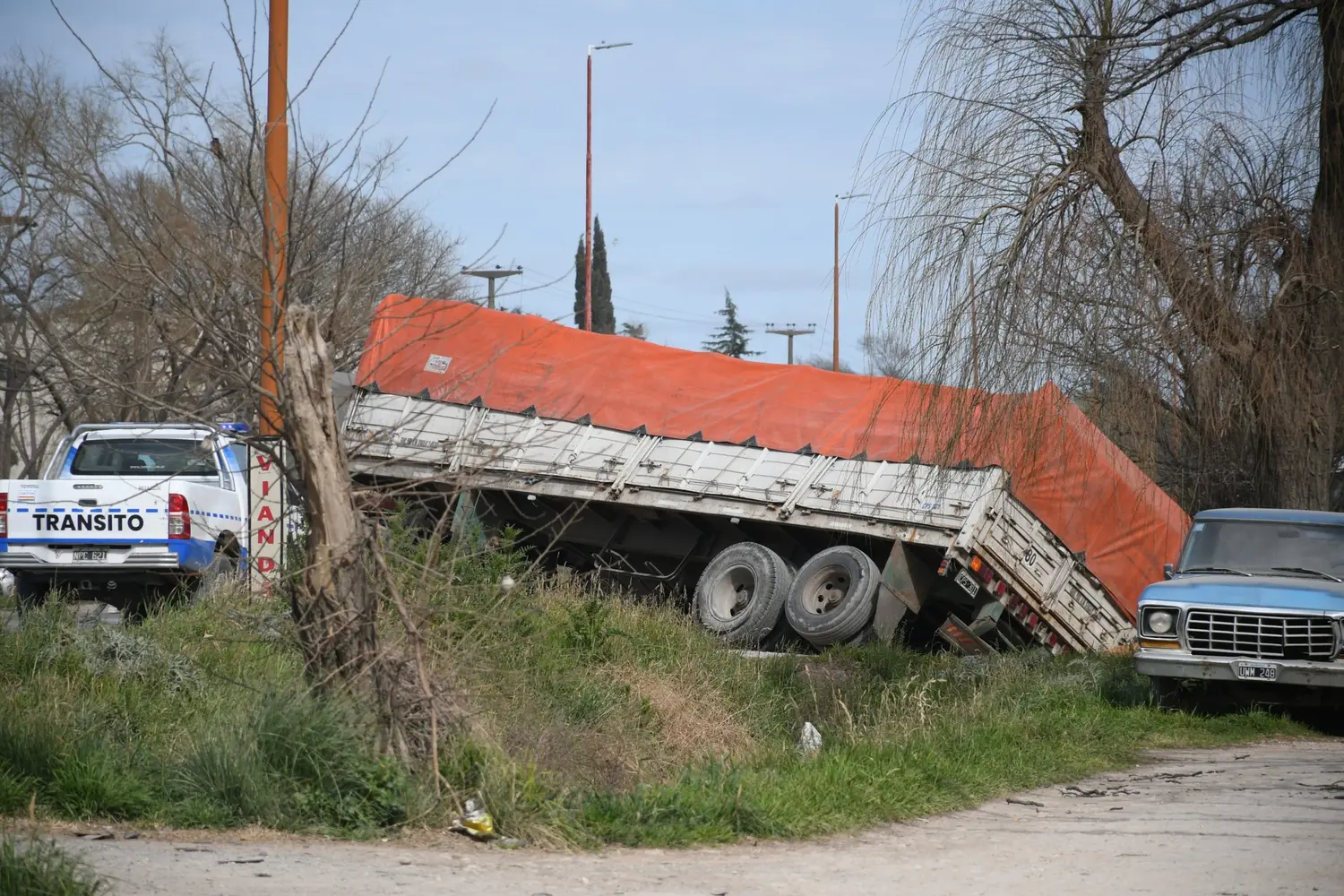 Un camión con cereal cayó a una zanja en la ruta 3 y Alsina