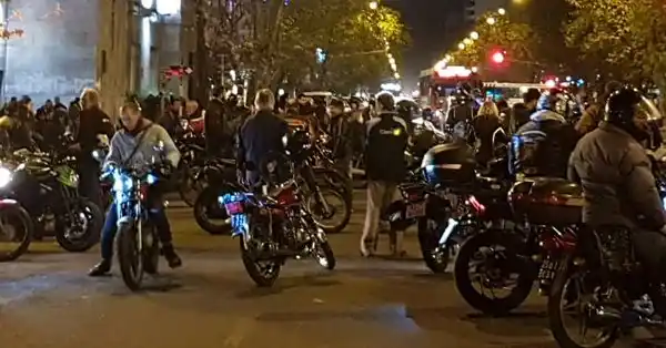 Protesta de motociclistas en Mar del Plata contra la "ley anti-motochorros" de Vidal: "Las personas no se patentan"