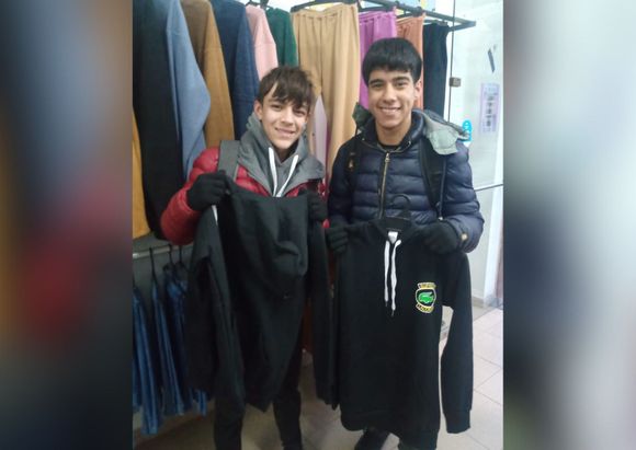 Encontraron una mochila con 300 mil pesos en efectivo y la devolvieron a su dueña: “Por más adolescentes así”