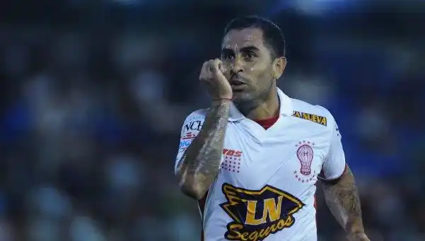 Caruso limpió al Rolfi y lo manda al banco en el clásico