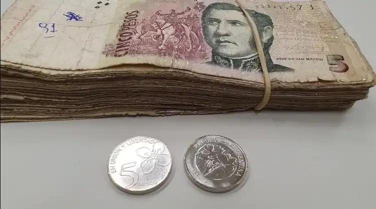 Extienden por un mes la validez de los billetes de 5 pesos