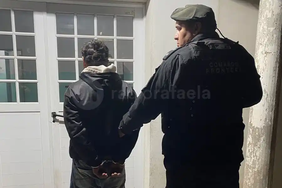 En la calle y armado: llevaba un cuchillo entre la ropa