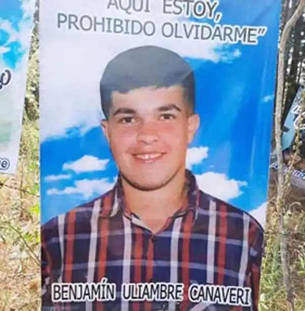 Carteles que recuerdan a Benjamín