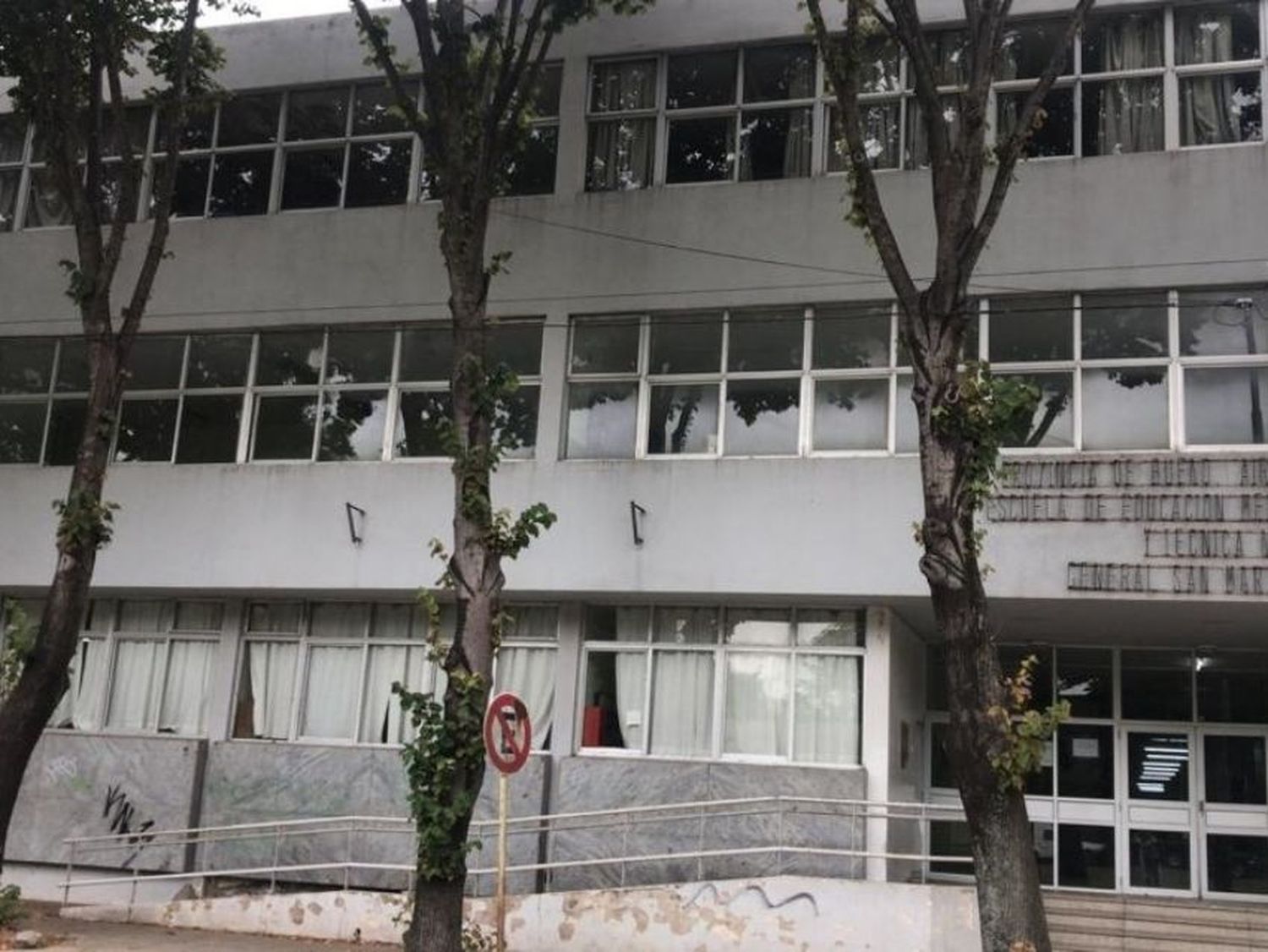 Hubo una pelea entre dos jóvenes en una secundaria y a uno le encontraron un cuchillo