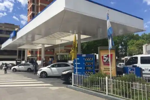 Oficializan suba de impuestos a naftas y gasoil: impacto será de 1,6% en surtidores