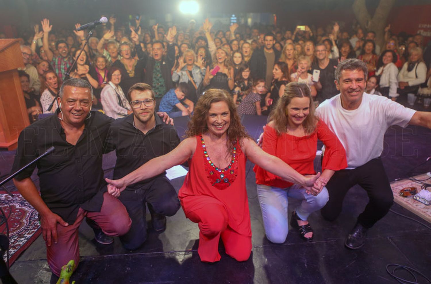 Sandra Mihanovich inauguró el escenario con un show de grandes éxitos