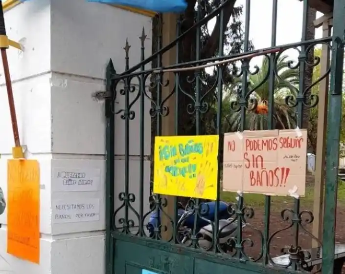 Luján: Estudiantes de escuela secundaria reclaman por “baños decentes”