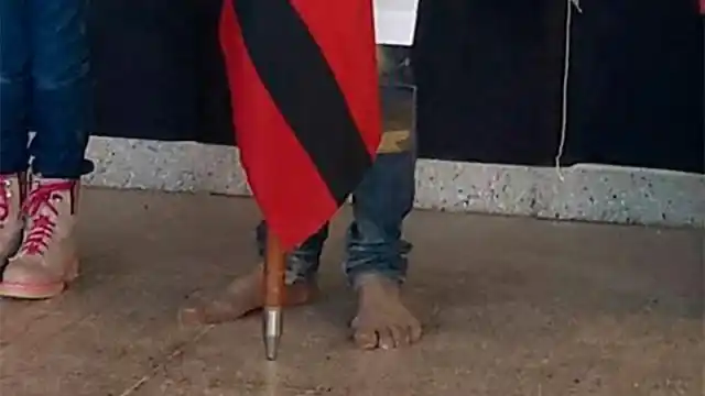 Foto de abanderado descalzo y con sus pies embarrados conmueve al país