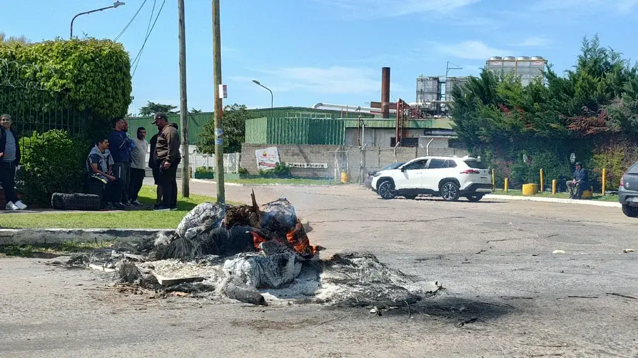 Despedidos de Tres Arroyos acampan en Pilar en reclamo de salarios impagos