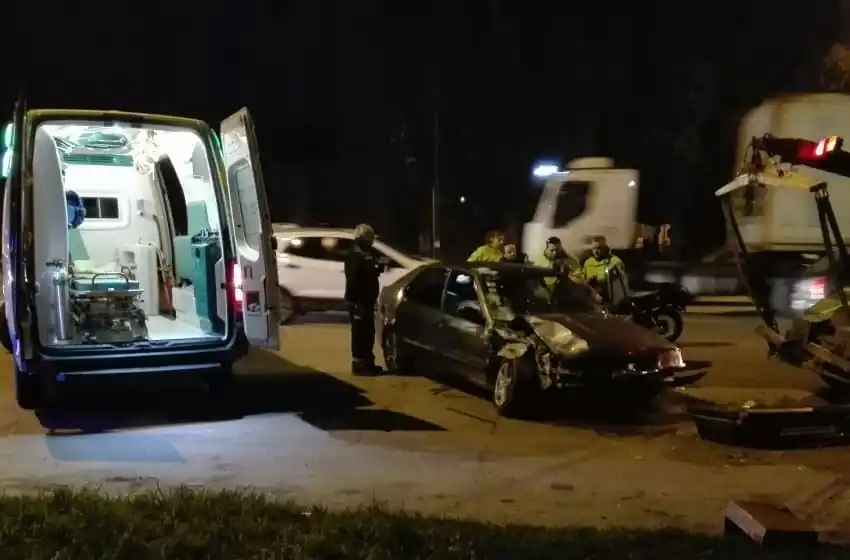 Conductor ebrio chocó un acoplado estacionado e intentó fugarse
