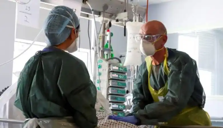 Médicos británicos prueban ibuprofeno en pacientes de COVID-19 con dificultades respiratorias