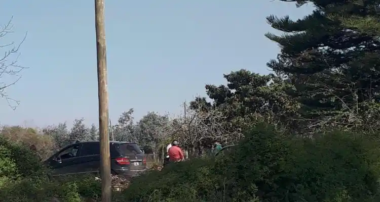 Murió un hombre que estaba arreglando un auto y se le cayó encima