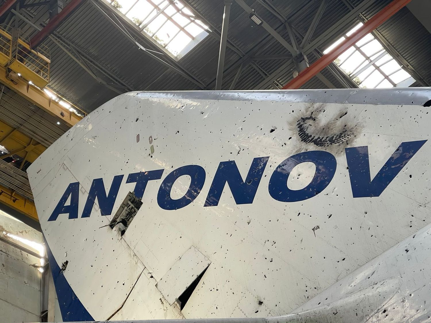 Antonov realiza evaluación de daños al An-225 en Hostomel