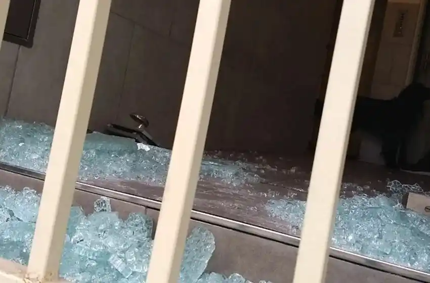 Pánico de madrugada: estaba en su casa con su esposa e hijo, escuchó ruidos de vidrios rotos y encontró una bala