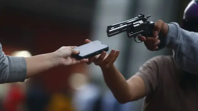 A punta de pistola le robaron el celular y los auriculares