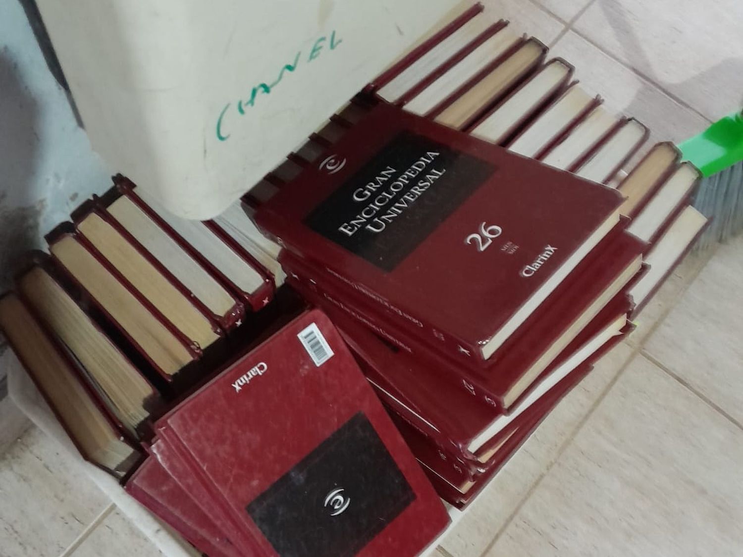 Regalan enciclopedias y libros diversos
