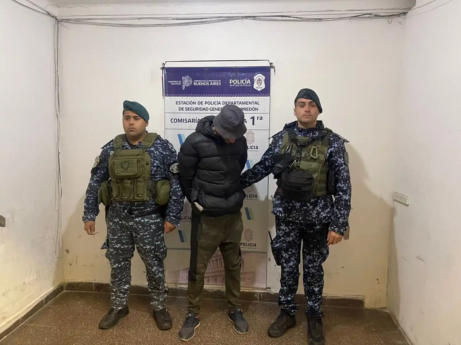 Según informaron fuentes policiales, el sujeto se encontraba en actitud hostil y agresiva.