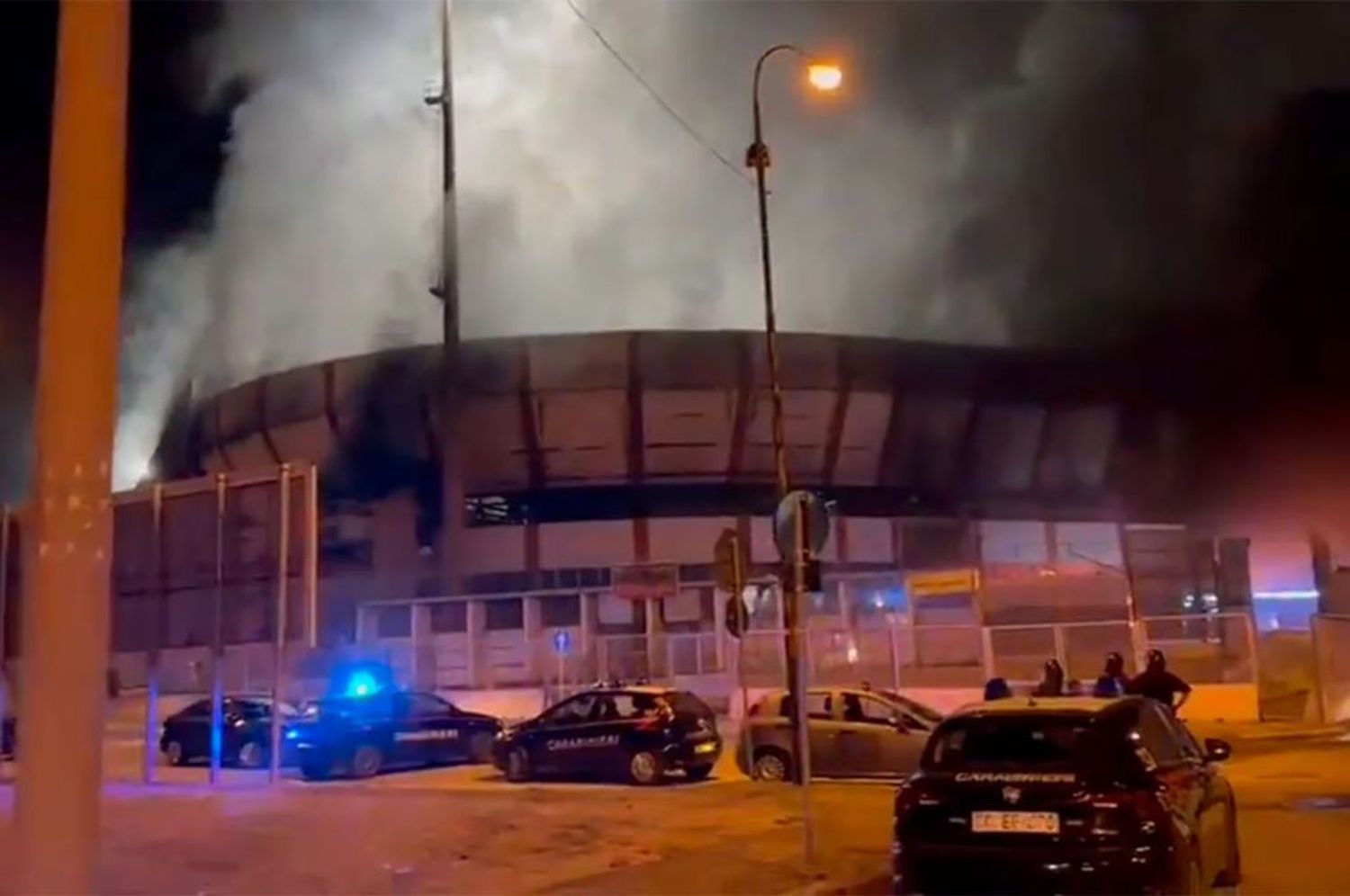 Incendiaron el estadio de Taranto