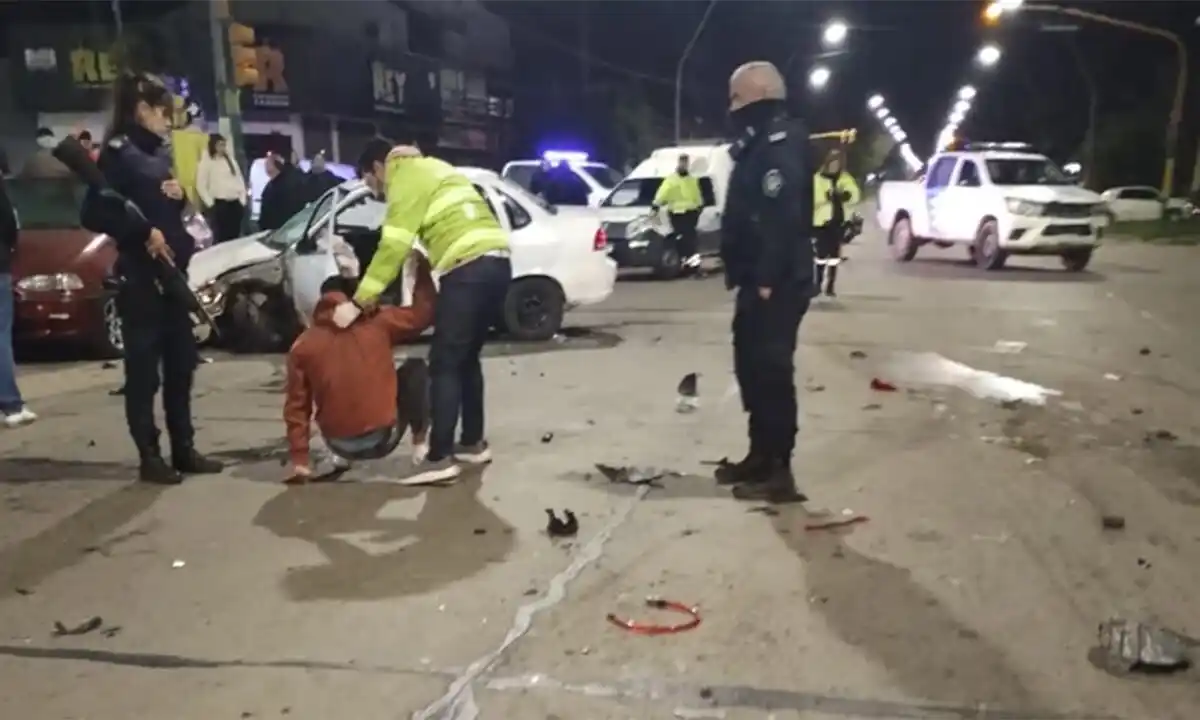 Accidente fatal tras choque de auto con motos en cadena.