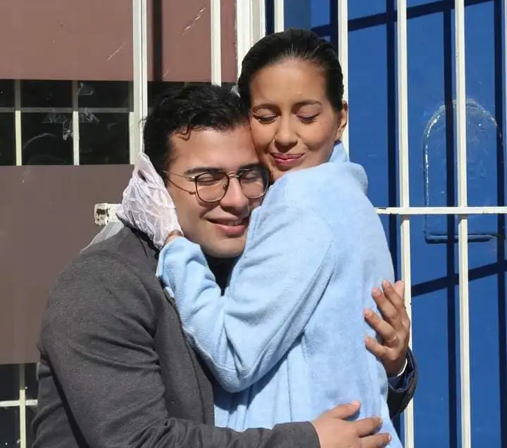 Cecilia Strzyzowski y su pareja, César Sena.