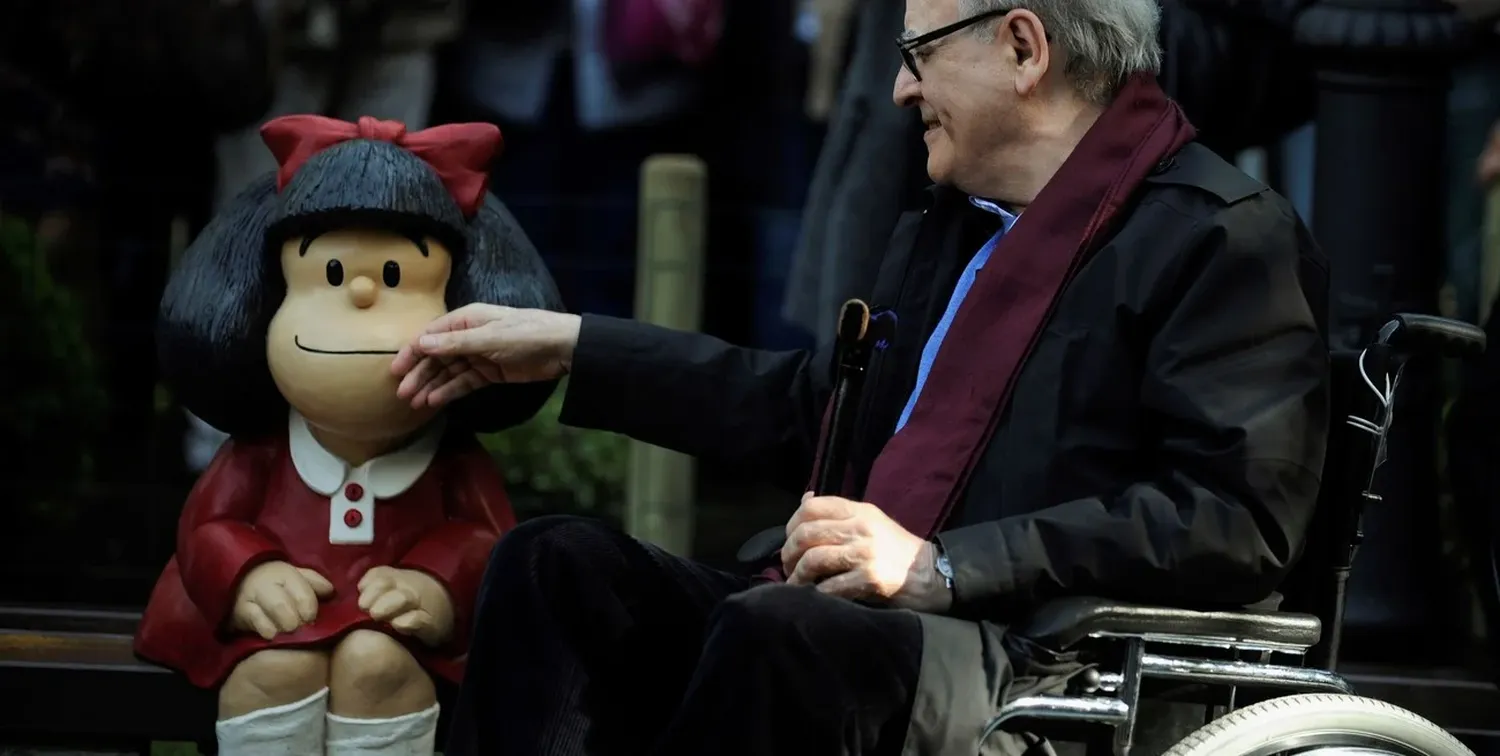 El fallecido dibujante Joaquín Salvador Lavado, conocido como Quino, junto a una escultura de su célebre personaje -Mafalda- en Oviedo, España, el 23 de octubre de 2014. Archivo Reuters.