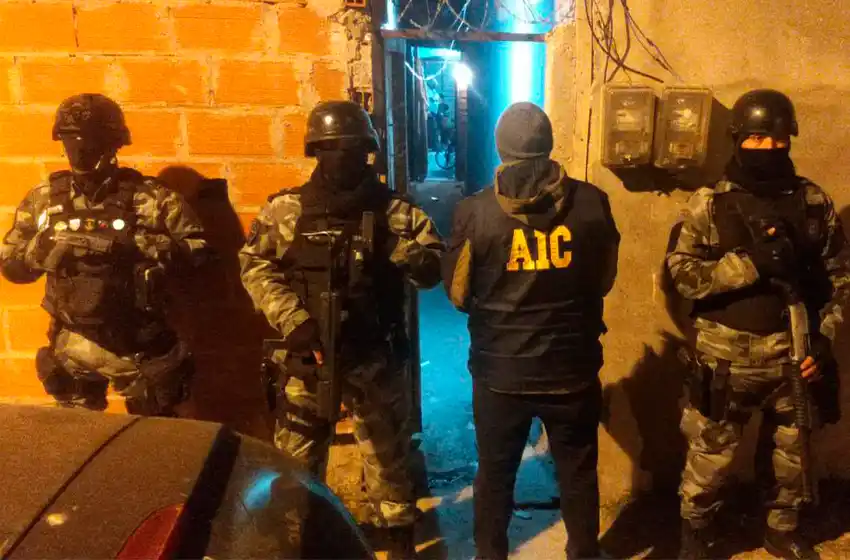 Impresionante megaoperativo en barrio Ludueña: 57 allanamientos y cerca de 20 detenidos con armas, droga y dinero en efectivo