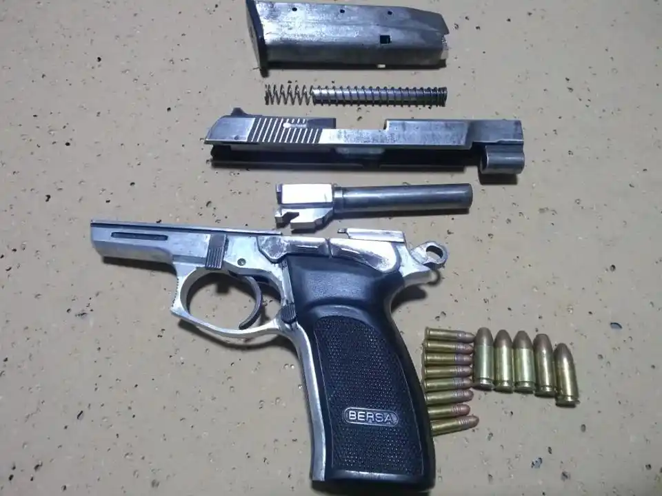 La pistola secuestrada a un joven que está detenido, sería de un efectivo policial