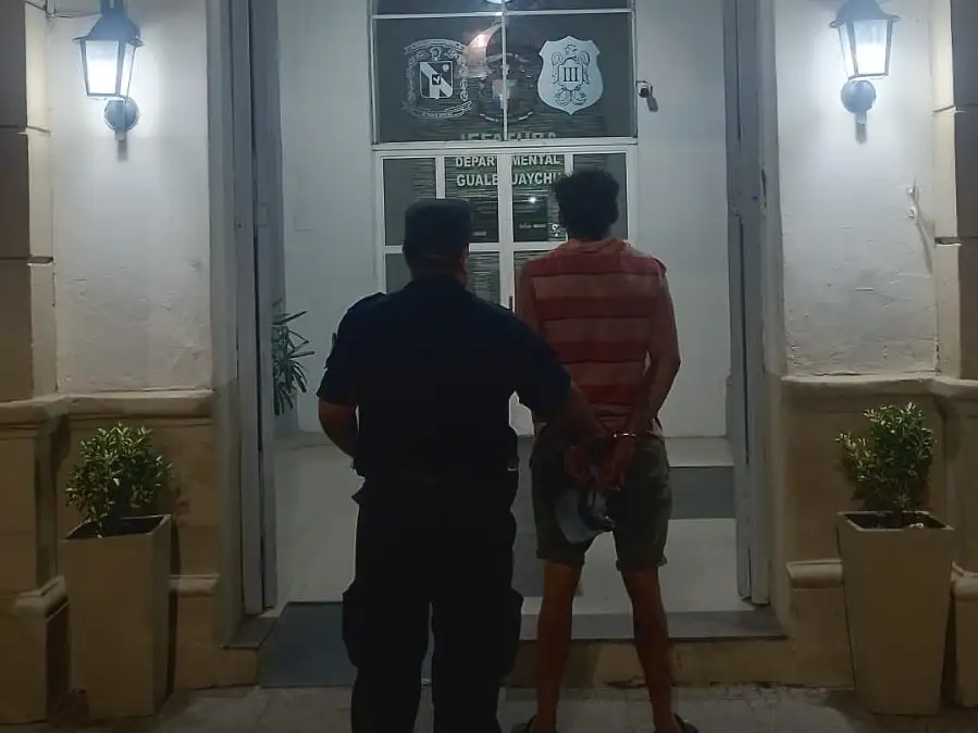Tras una intervención por violencia de género, detuvieron a un hombre alterado con 32 envoltorios de cocaína