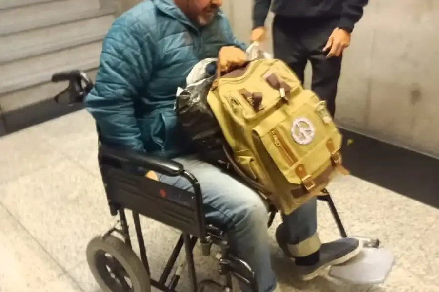 Un pasajero asistido luego de haber sufrido las severas turbulencias en un vuelo proveniente de Madrid.